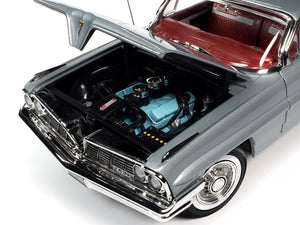 1961 Pontiac Catalina Hardtop 1:18 Scale - AutoWorld Diecast Model