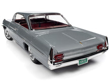 Load image into Gallery viewer, 1961 Pontiac Catalina Hardtop 1:18 Scale - AutoWorld Diecast Model