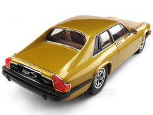 Load image into Gallery viewer, 1975 Jaguar XJS Coupe 1:18 Scale - Yatming Diecast Model Car (Gold)