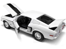 Load image into Gallery viewer, 1968 Ford Mustang GT 428 &quot;Cobra Jet&quot; 1:18 Scale - Maisto Diecast Model Car (White)