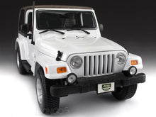 Load image into Gallery viewer, Jeep Wrangler TJ Safari 1:18 Scale - Maisto Diecast Model Car (White)