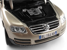 Load image into Gallery viewer, VW Touareg 1:18 Scale - Bburago Diecast Model Car